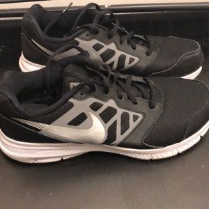 Nike running shoes black/silver/white